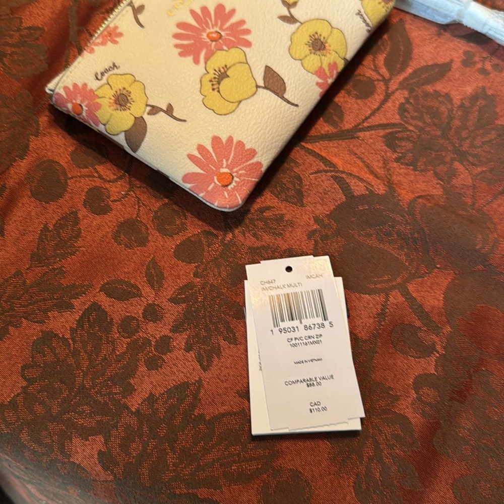 Coach Floral Print Women's Corner Zip NWT - Picture 7 of 10